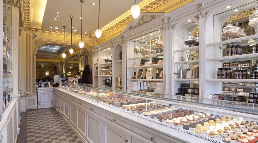 Is there a dress code for Angelina Paris?