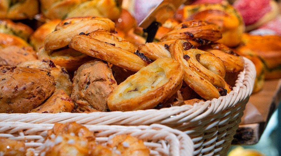 Who was the French man who started the first restaurant in Paris?