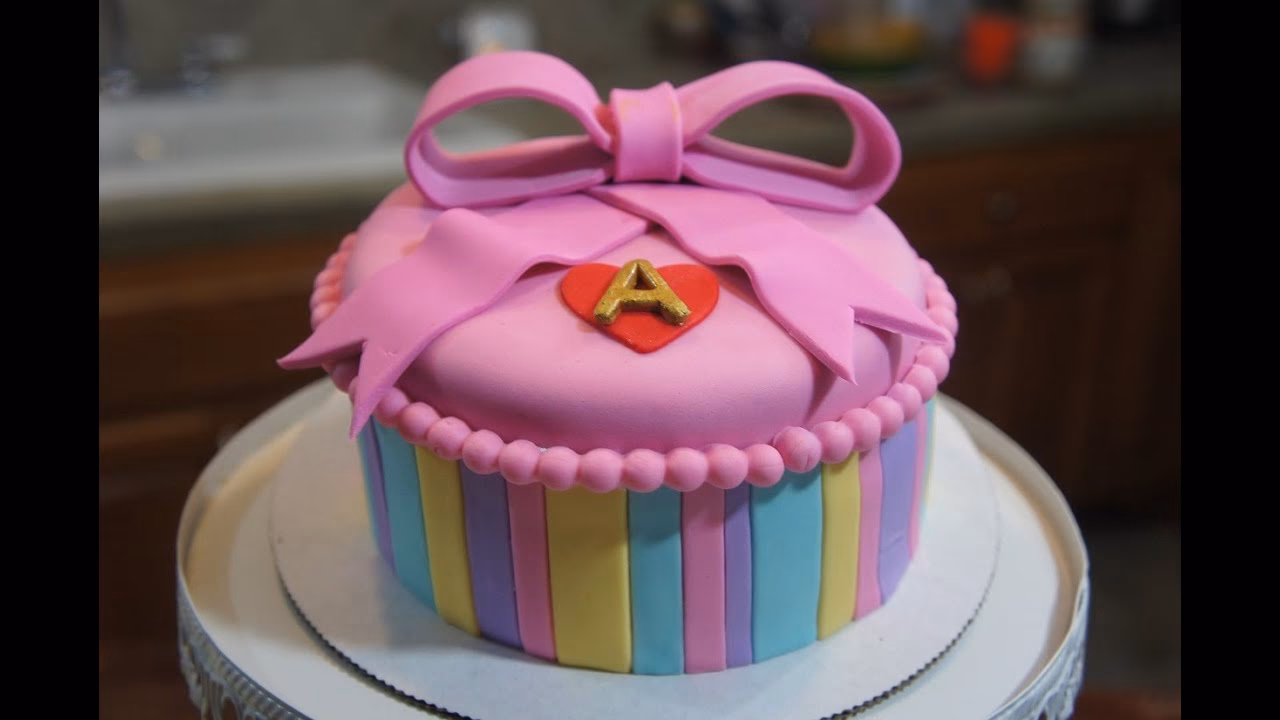 ¿Qué se pone antes de poner el fondant?