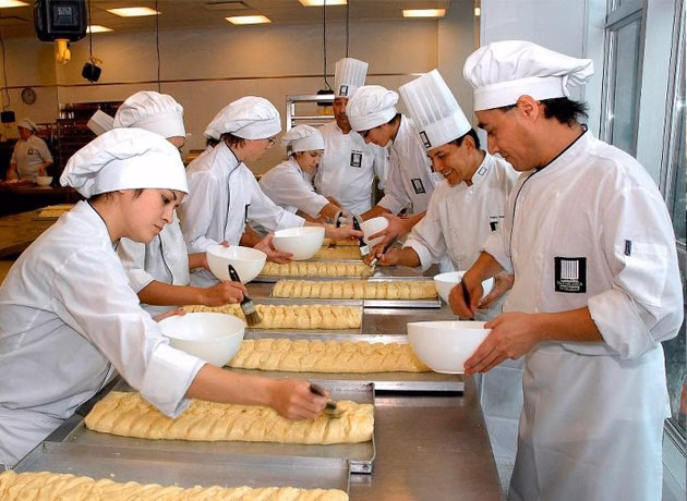 ¿Cómo se le llama al ayudante del pastelero?