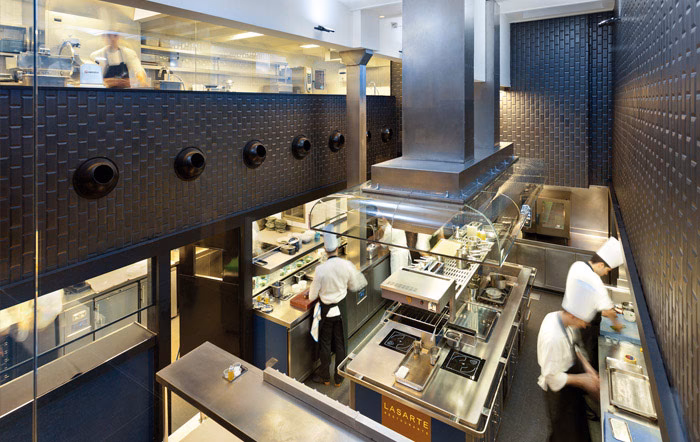 ¿Cuáles son las funciones de un pastelero en un restaurante?