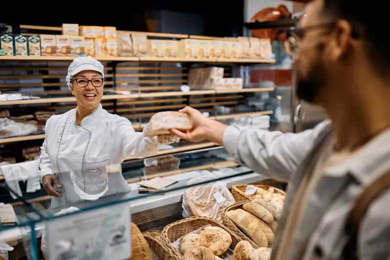 ¿Qué hace una persona que trabaja en atención al cliente?
