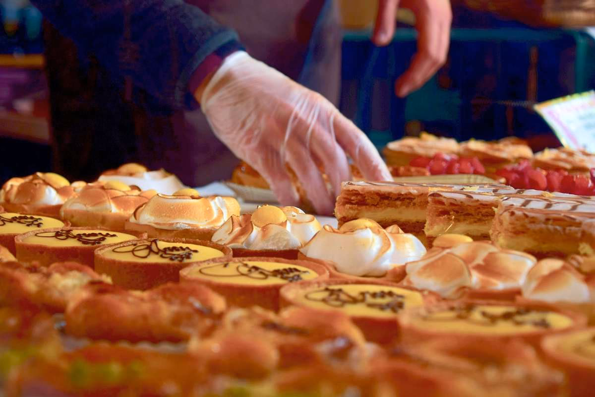 ¿Cuáles son los precios de los pasteles en pastelería Ideal?