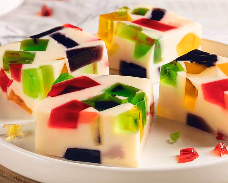 ¿Cuántas tazas de agua para 100 gramos de gelatina?