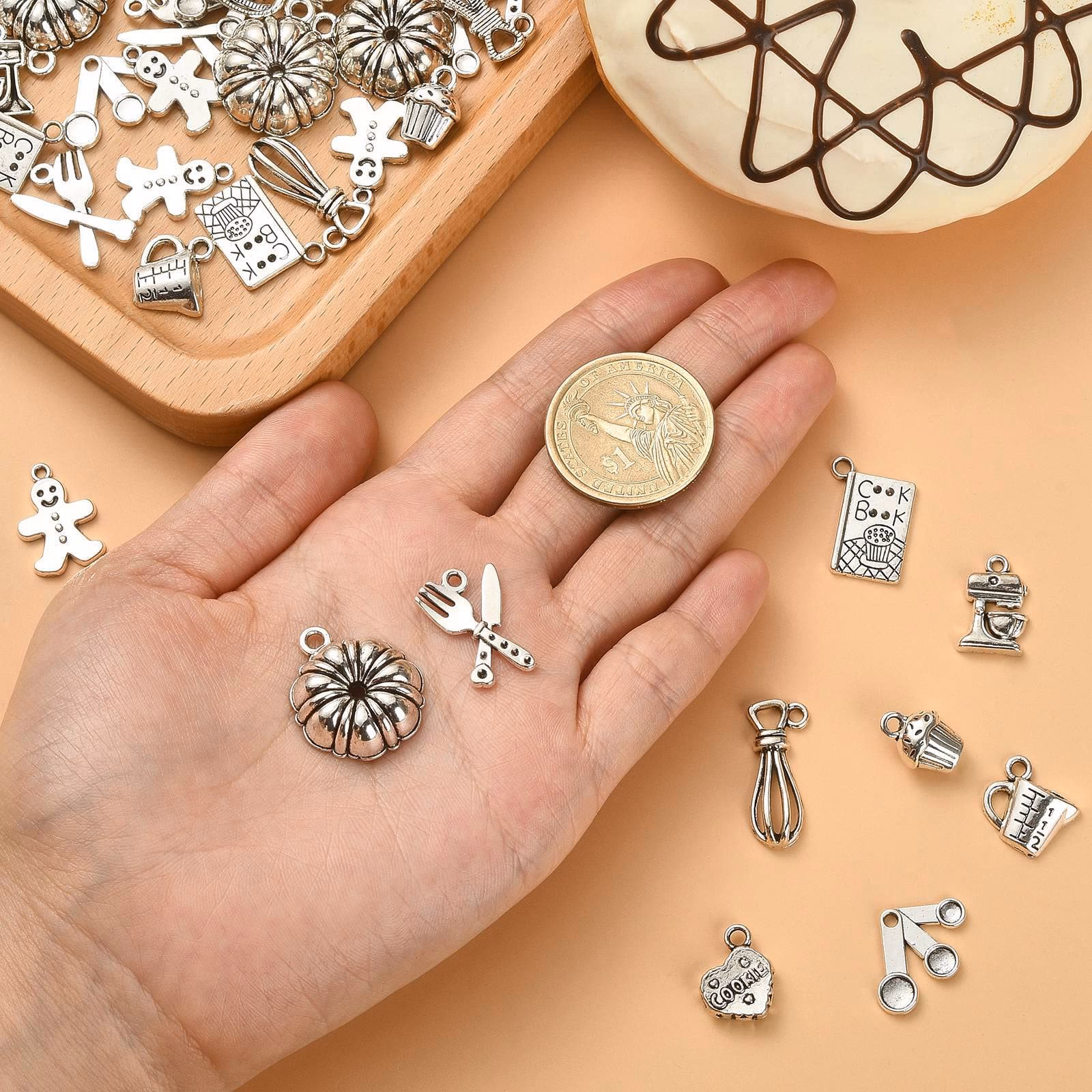 ¿Cómo se les llama a los dijes?