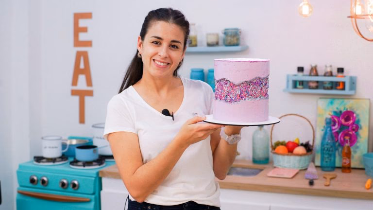 ¿Qué técnica se utiliza comúnmente en la presentación de postres modernos?