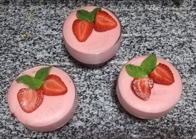 ¿Qué lleva el mousse de frutos rojos?