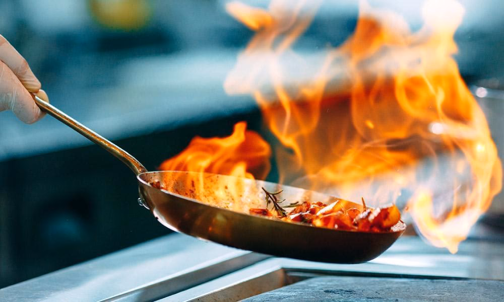 ¿Qué se usa para flamear postres?