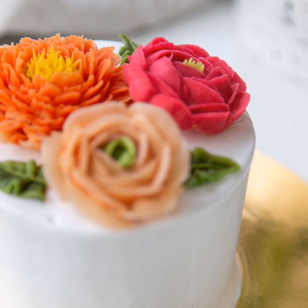 ¿Qué tipo de flores frescas puedes poner en un pastel?