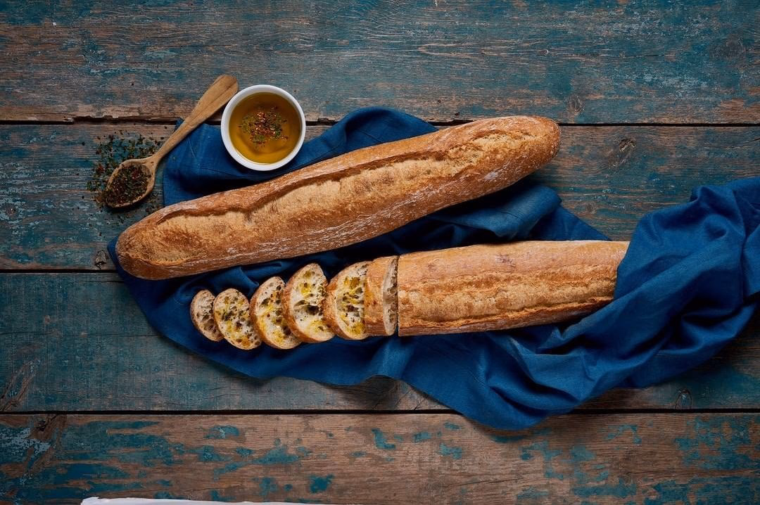 ¿Cuál es la función del agua en la elaboración de pasteles?