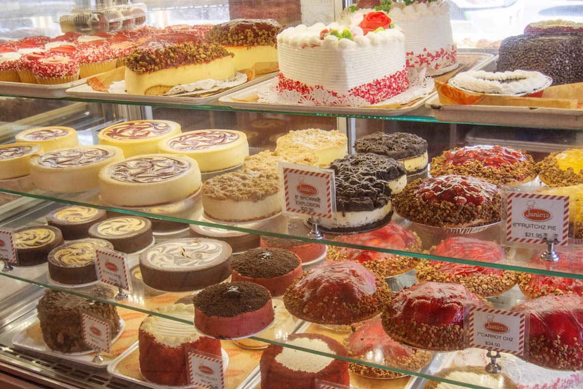 ¿Quién es el dueño de Junior's en Brooklyn?