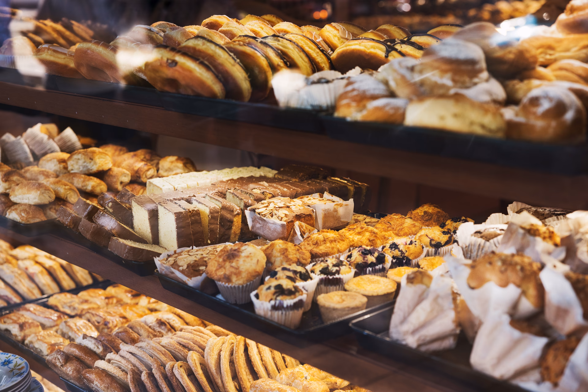 ¿Cuánto cuesta un brazo de nata con fresa en Pastelería Suiza?