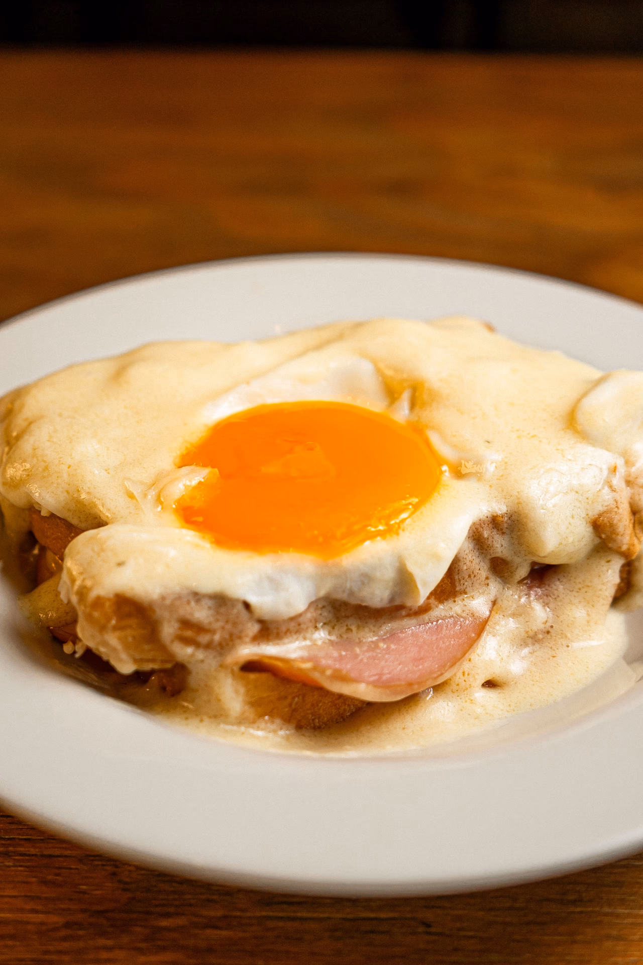 What is the difference between Croque Madame and croque mademoiselle?