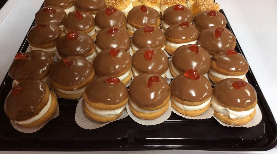 Who owns 85 degrees bakery?