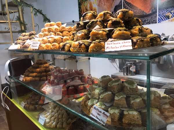 Can I order cake in Dubai?