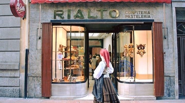 ¿Cuáles son algunos postres típicos de Oviedo?