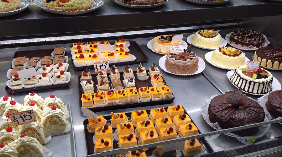 What is the difference between panadería and pasteleria?