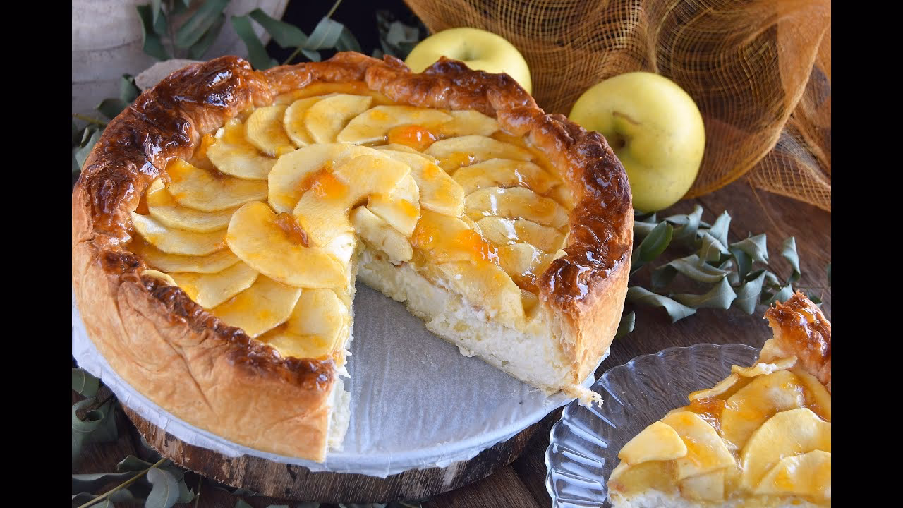 ¿Qué tipo de queso se sirve con el pastel de manzana?