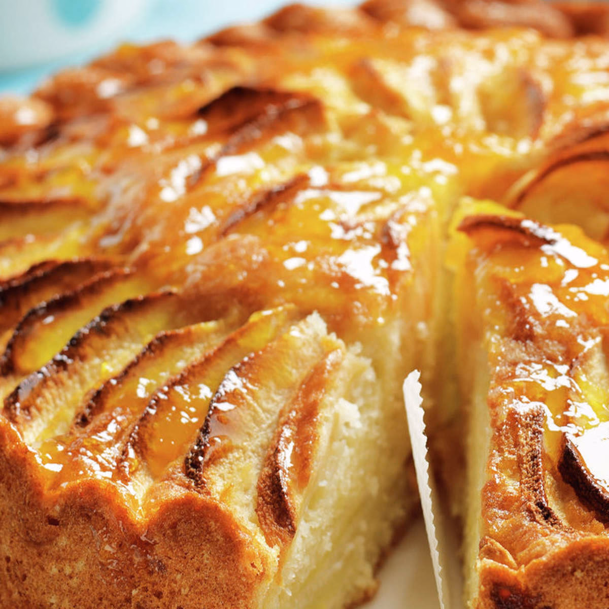 ¿Qué tipo de queso se sirve con el pastel de manzana?